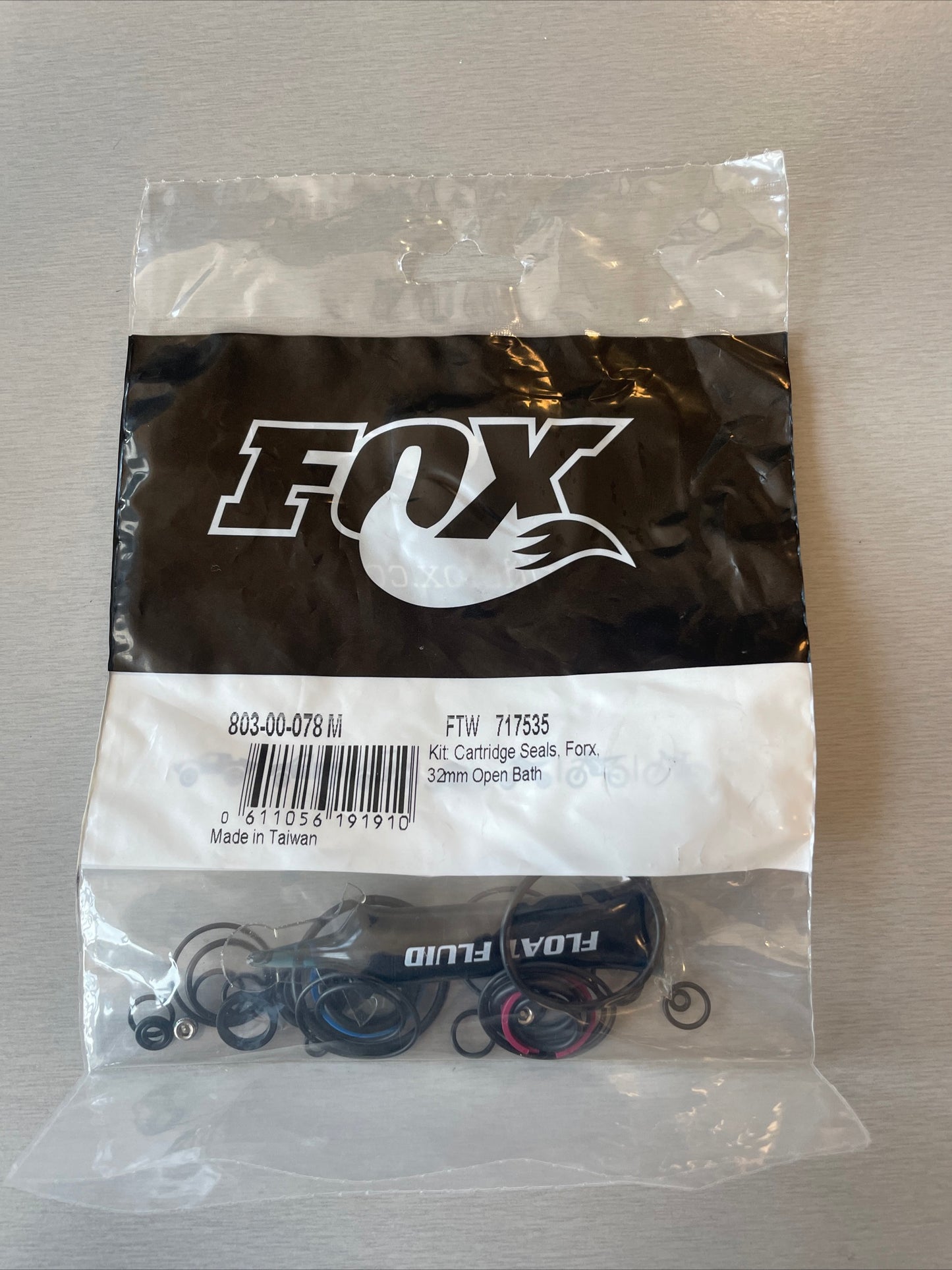 Fox Float 32mm Open Bath R/RL/RLC/Terralogic/Vanilla Service Kit, featuring a 1x Seal Kit SKU: 13-803-00-078 and Fox FLOAT Fluid air chamber oil.