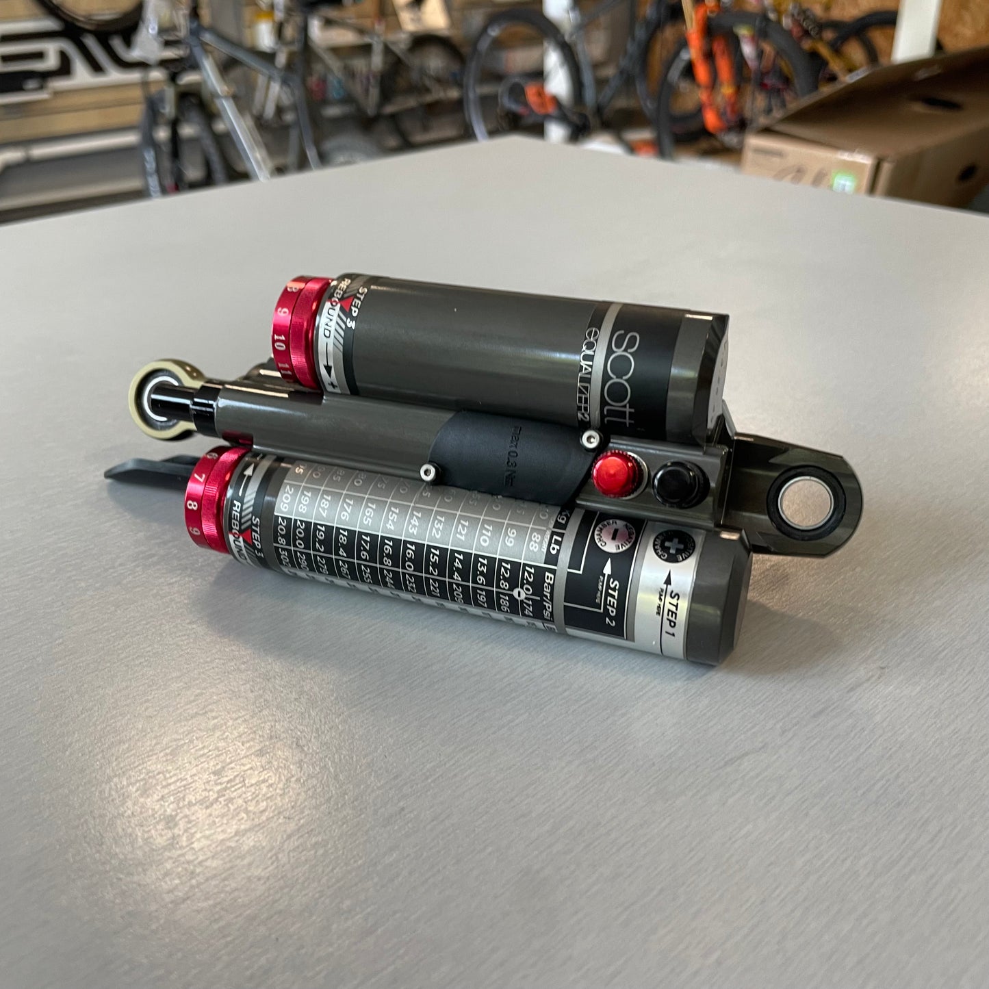 Scott DT Swiss Equalizer 2: High-performance shock for Scott Contessa bikes - perfect control and comfort off-road