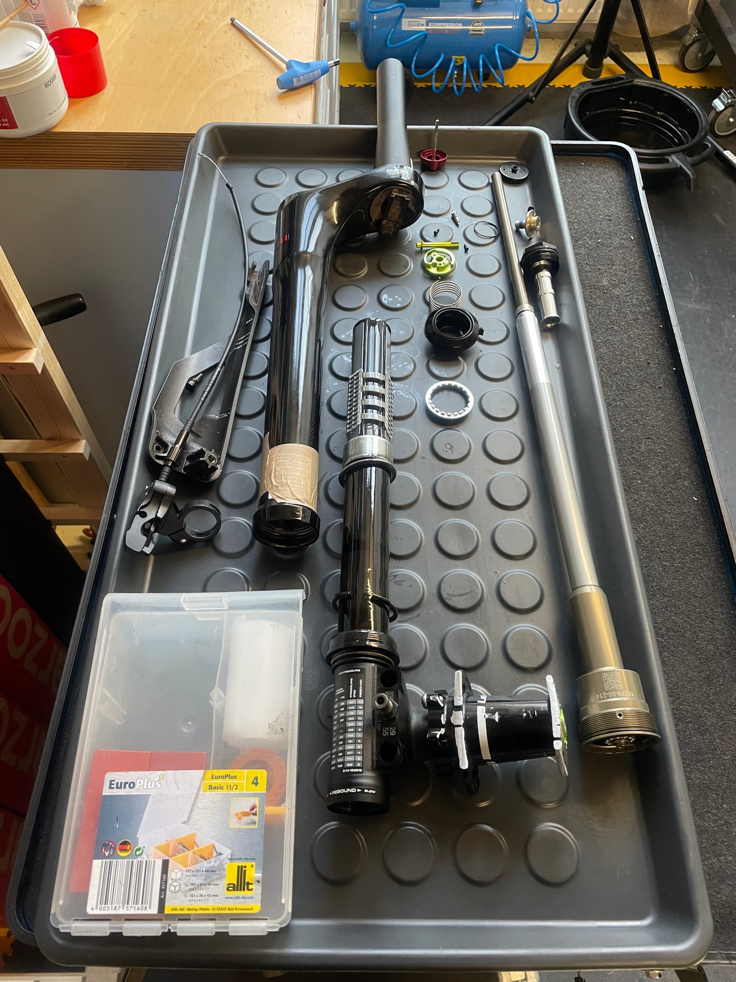 Cannondale Lefty Ocho/Oliver suspension fork maintenance with needle bearing service