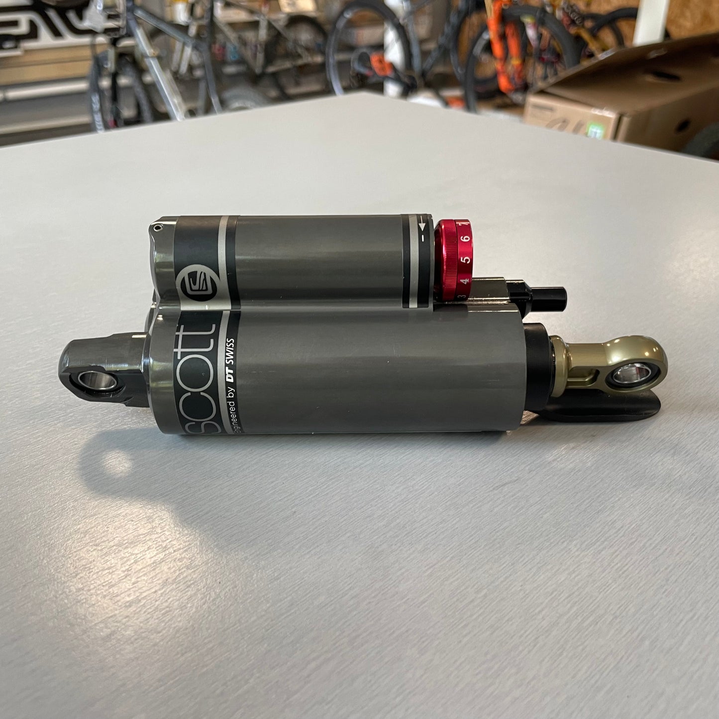 Scott DT Swiss Equalizer 2: High-performance shock for Scott Contessa bikes - perfect control and comfort off-road