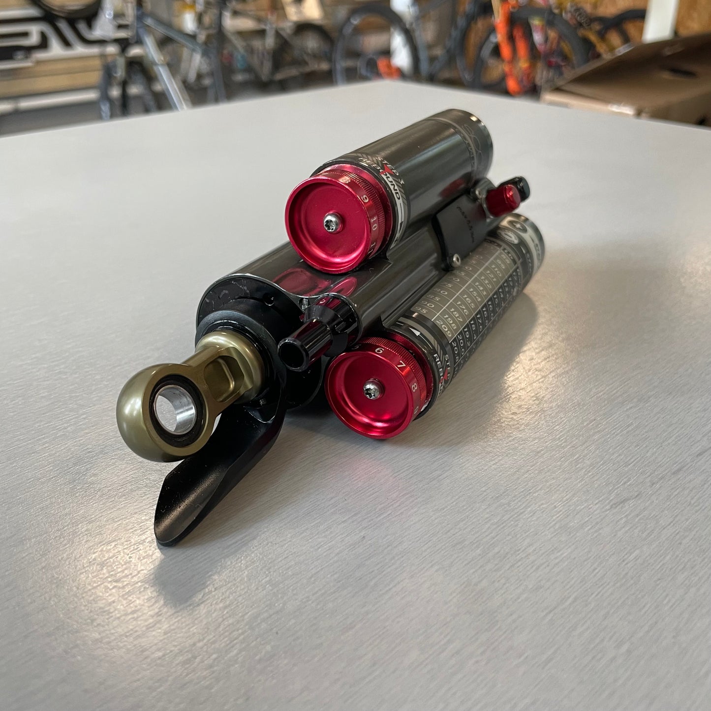 Scott DT Swiss Equalizer 2: High-performance shock for Scott Contessa bikes - perfect control and comfort off-road