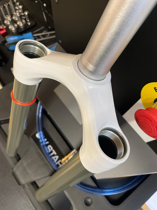 Replacement part for suspension forks: 11.4015.396.140 RockShox CSU Dual Air in white, compatible with 1 1/8 inch steerer tubes.